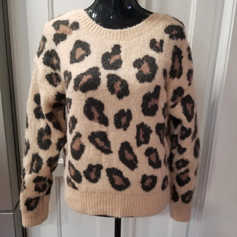 SOLD! Victoria’s Secret Pink Fuzzy Leopard Print Sweater - Picture 1 of 11